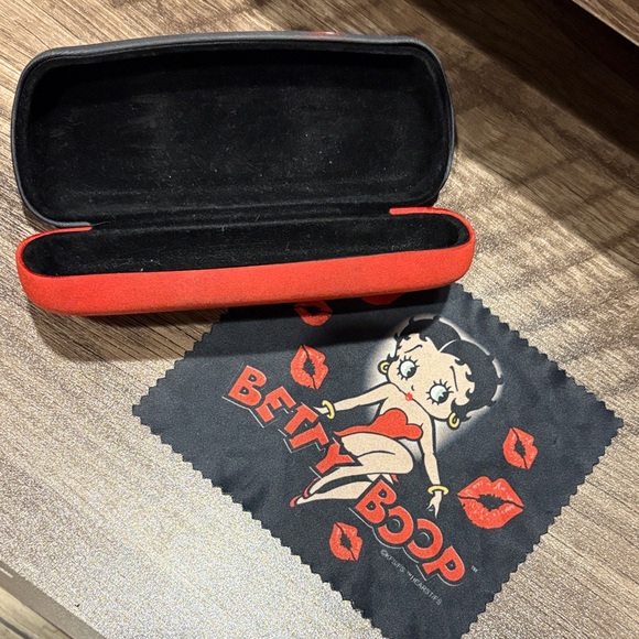 Betty Boop Red and Black Glasses Case with Cloth - Picture 2 of 2